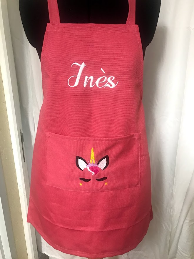 Tablier en tissus rose personnalisé prénom Inès et broderie licorne