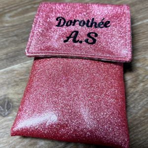 Pochette soignant rose pailletée personnalisée broderie machine Dorothée Sophiacréas janvier 2024