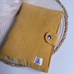 pochette à livre velours côtelé jaune fermeture bouton pression sophiacreas callac 2025