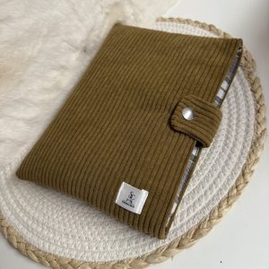 pochette à livre velours côtelé marron fermeture bouton pression sophiacreas callac 2025